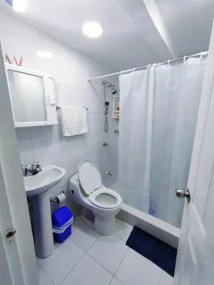 a bathroom with a toilet and a shower and a sink at Apartamento en Casa Dandy in Cartagena de Indias