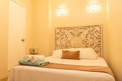 a bed with two towels sitting on top of it at Casa Quero 914, 3br Old city wifi jacuzzi in Cartagena de Indias
