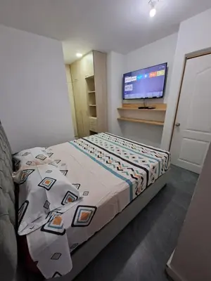 a bedroom with a bed and a flat screen tv at Hermoso apartamento para tu disfrute y bienestar in Cartagena de Indias