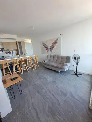 a living room with a couch and a table at Hermoso apartamento para tu disfrute y bienestar in Cartagena de Indias