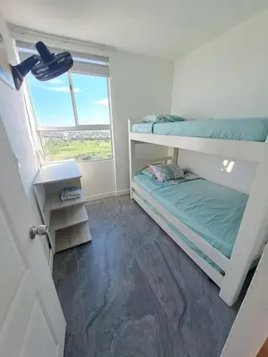 a room with two bunk beds and a window at Hermoso apartamento para tu disfrute y bienestar in Cartagena de Indias