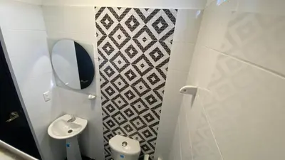 a small bathroom with a toilet and a mirror at Lindo Apartamento vacacional in Cartagena de Indias