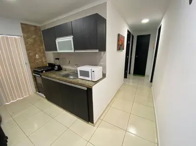 a kitchen with a sink and a microwave at Lindo Apartamento vacacional in Cartagena de Indias