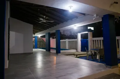 a room with blue pillars and a table and chairs at Cabaña Perla Azul in Coveñas
