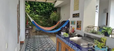 a kitchen with a hammock in a room at Nuestra Casa in Tubará