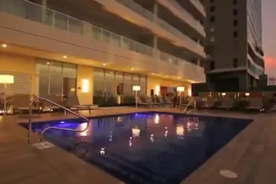 a large swimming pool in a building at Lujoso apartamento Boca grande Condominio H2 in Cartagena de Indias