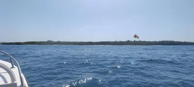 a kite flying over a large body of water at Apartamento Cartagena 180, vista espectacular in Cartagena de Indias