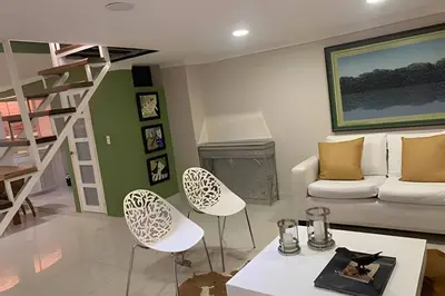 a living room with a couch and a table and chairs at 306Hermoso, céntrico y acogedor loft en Cartagena in Cartagena de Indias