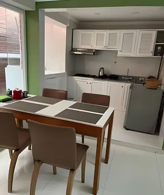 a kitchen with a table and chairs in a room at 306Hermoso, céntrico y acogedor loft en Cartagena in Cartagena de Indias