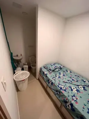 a small room with a bed and a bathroom at Excelente Apartamento en Villa Campestre, Barranquilla in Puerto Colombia