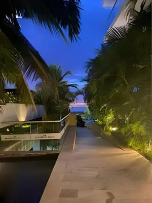 a walkway leading to a building with palm trees at Apartamento 1 Dormitorio Morros. Vista Mar Piscina in Cartagena de Indias