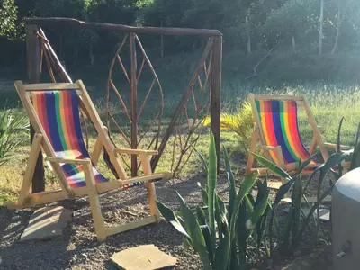 two chairs sitting next to each other in a yard at Kamajorú Ecohabitat in Tubará