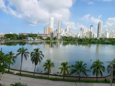 a large lake with palm trees in front of a city at Hermoso apartamento cerca del centro histórico in Cartagena de Indias