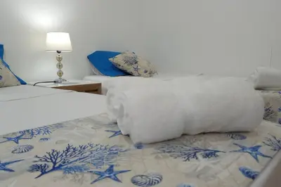 a bedroom with a bed with a blue and white comforter at Hermoso apartamento cerca del centro histórico in Cartagena de Indias