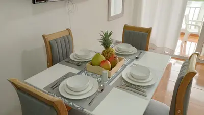 a dining room table with a bowl of fruit on it at Hermoso apartamento cerca del centro histórico in Cartagena de Indias