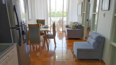 a living room with a table and chairs and a kitchen at Hermoso apartamento cerca del centro histórico in Cartagena de Indias