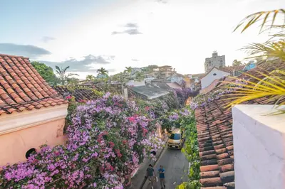 a city street with flowers on a building at CASA HADASA in Cartagena de Indias