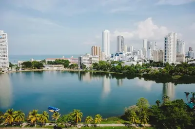 a large lake with a city in the background at Linda vista y excelente ubicación in Cartagena de Indias