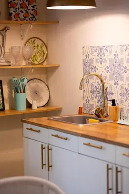 a kitchen with a sink and a counter top at Al Alma Apart-Suites in Cartagena de Indias