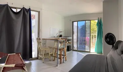a kitchen with a table and chairs in a room at Hermoso Aparta Estudio pequeño in Cartagena de Indias