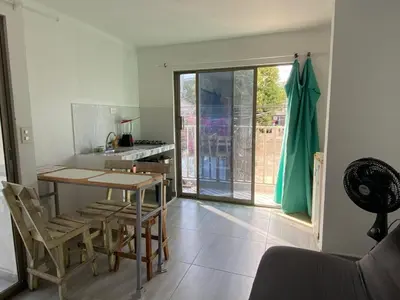 a kitchen with a table and chairs in a room at Hermoso Aparta Estudio pequeño in Cartagena de Indias