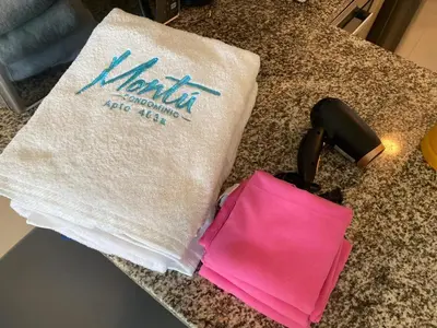a white towel on a counter with pink pants at Cartagena 3 habitaciones 9 personas cerca a la playa Wifi y Parqueadero in Cartagena de Indias