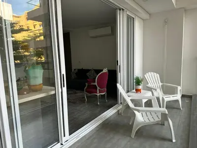 a balcony with two white chairs and a table and chairs at Cerca al Hotel Americas Ctgna Spiaggia Morros Piscina playa in Cartagena de Indias