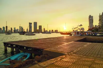a dock with boats in the water near a city at Cartagena Apartamento en Manga de 2 Habitaciones in Cartagena de Indias