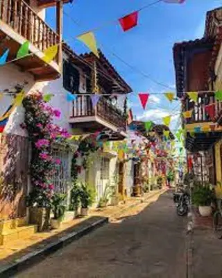 a street with flags and flags on a building at 3CB-2 APARTAMENTO DE 3 ALCOBAS EN EL CENTRO HISTORICO CON AIRE ACONDICIONADO Y WIFI in Cartagena de Indias
