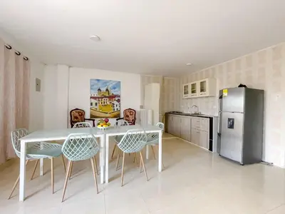 a kitchen with a table and chairs and a refrigerator at 3CB-2 APARTAMENTO DE 3 ALCOBAS EN EL CENTRO HISTORICO CON AIRE ACONDICIONADO Y WIFI in Cartagena de Indias