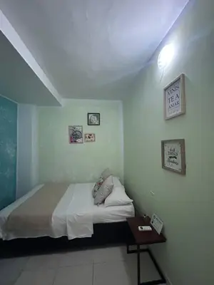 a small bedroom with a bed and a table at 3CB-1 APARTAMENTO DE 3 ALCOBAS EN EL CENTRO HISTORICO CON AIRE ACONDICIONADO Y WIFI in Cartagena de Indias