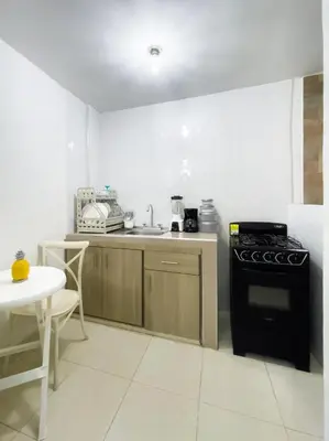 a kitchen with a stove and a sink and a table at 2CB-3 APARTAMENTO DE 2 ALCOBAS EN EL CENTRO HISTORICO CON AIRE ACONDICIONADO Y WIFI in Cartagena de Indias