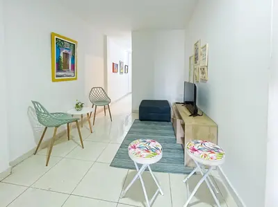 a living room with two chairs and a tv at 2CB-3 APARTAMENTO DE 2 ALCOBAS EN EL CENTRO HISTORICO CON AIRE ACONDICIONADO Y WIFI in Cartagena de Indias