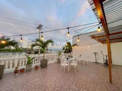 a patio with a table and chairs on a balcony at 2CB-4 APARTAMENTO DE 2 ALCOBAS EN EL CENTRO HISTORICO CON AIRE ACONDICIONADO Y WIFI in Cartagena de Indias