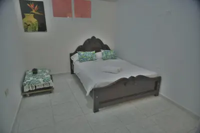 a bedroom with a bed in a room at 2CB-4 APARTAMENTO DE 2 ALCOBAS EN EL CENTRO HISTORICO CON AIRE ACONDICIONADO Y WIFI in Cartagena de Indias