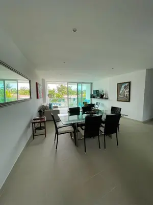 a dining room with a table and chairs at Acogedor apartamento con vista al mar en coveñas in Coveñas