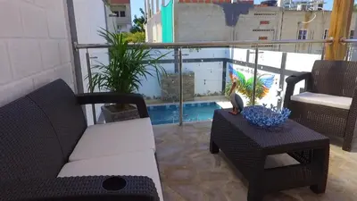 a bird sitting on a table on a balcony at COMFORT+TRANQUILIDAD=ROMÁNTICO APARTAESTUDIO CON PISCINA #6 in Santa Marta