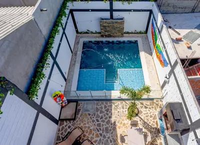 an overhead view of a swimming pool in a house at COMFORT+TRANQUILIDAD=ROMÁNTICO APARTAESTUDIO CON PISCINA #6 in Santa Marta