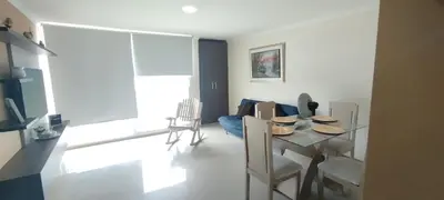 a living room with a table and a blue couch at Hermosa casa amoblada in Barranquilla
