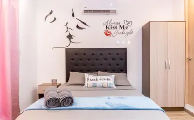 a bedroom with a bed with a black headboard at Confort+Relax= Romántico ApartaEstudio + Piscina + Parqueadero in Santa Marta