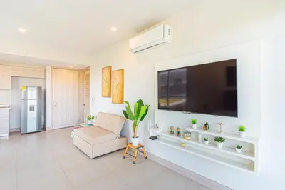 a living room with a large flat screen tv on a wall at Lujoso Apto Cartagena - Acceso Directo a la Playa in Cartagena de Indias