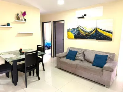 a living room with a couch and a table at Apartamento en el epicentro del Carnaval in Barranquilla