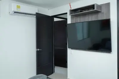 a room with a tv and a door with a television at Apartamento moderno y centrado en Barranquilla in Barranquilla