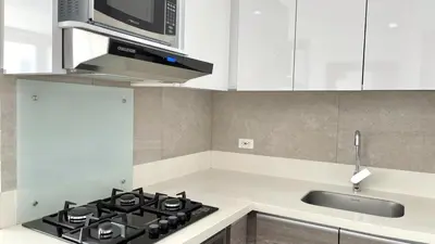 a kitchen with a stove top oven next to a sink at Morros Cartagena junto al Hotel las Américas Edificio Spiaggia salida a playa in Cartagena de Indias