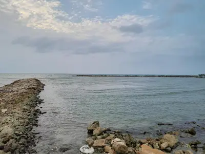 a body of water with rocks in the water at PLAYA MAG in Coveñas