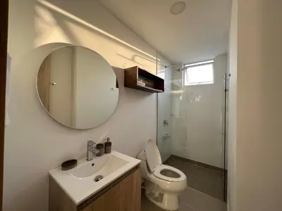 a bathroom with a toilet and a sink and a mirror at La mejor vista al mar y ubicacion en Cartagena in Cartagena de Indias