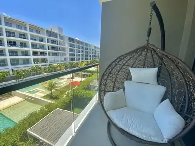 a swinging chair on a balcony with a building at Apartamento de Lujo Morros Zóe - Manzanillo - Cartagena in Cartagena de Indias