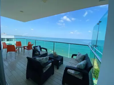 a balcony with chairs and a table and a view of the ocean at Las 4 Estaciones Alojamientos de Ensueño Coveñas in Coveñitas