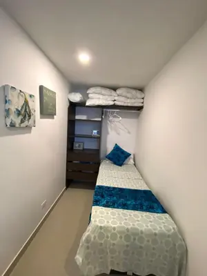 a small bedroom with a bed and a closet at TU VISTA IDEAL in Cartagena de Indias