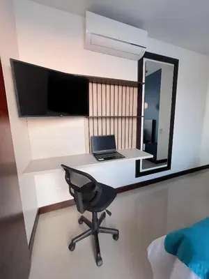 a desk with a laptop and a mirror at Atlantis Suites BAQ -Apartamento Moderno-2-BD in Barranquilla